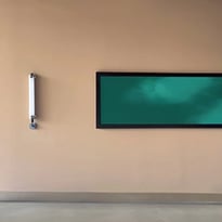 Œuvre émaillée rétroéclairée de 3,20 m de long signée Guillaume Bottazzi