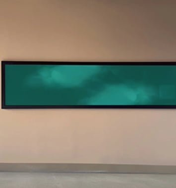 Œuvre émaillée rétroéclairée de 3,20 m de long signée Guillaume Bottazzi
