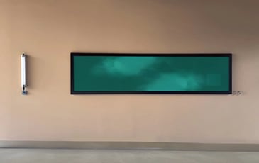 Œuvre émaillée rétroéclairée de 3,20 m de long signée Guillaume Bottazzi
