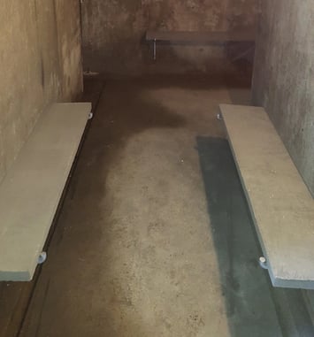 Visite d'un abri anti-aérien de la Seconde Guerre mondiale