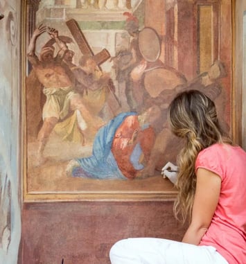 Découvrez le métier de restauratrice d'œuvres d'art