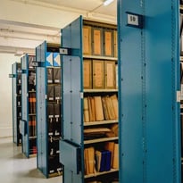 Visite des magasins d'archives municipales