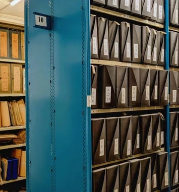 Visite des magasins d'archives municipales